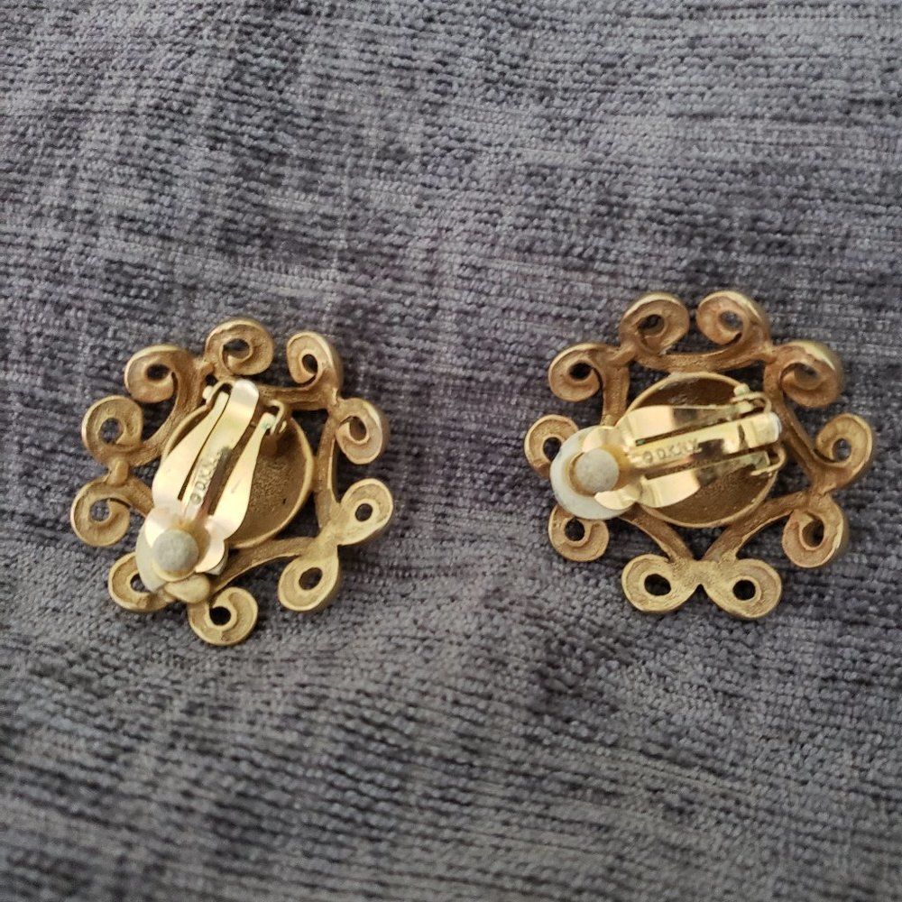 Donna Karan LARGE Gold Tone Clip On Earrings Vintage - Picture 3 of 3